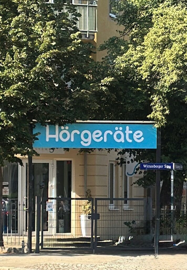 Außenbereich des Hörakustikers in Dresden