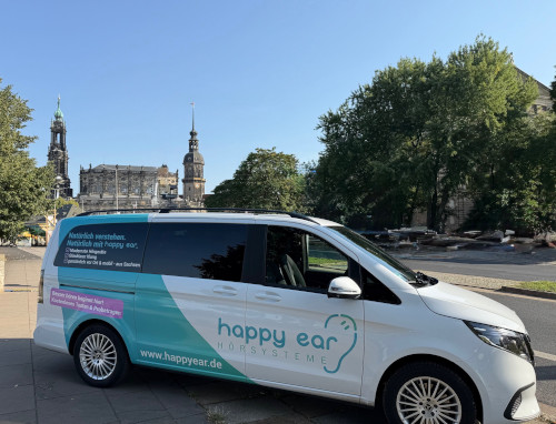 Das Hörmobil steht vor einem alten Gebäude in Dresden