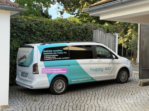 Das Hörmobil steht in Einfahrt eines Hauses in Dresden